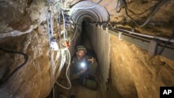 Фото: Офіцер ізраїльської армії показує журналістам тунель, який нібито використовувався палестинськими бойовиками для транскордонних нападів із Гази на Ізраїль, 25 липня 2014 року.