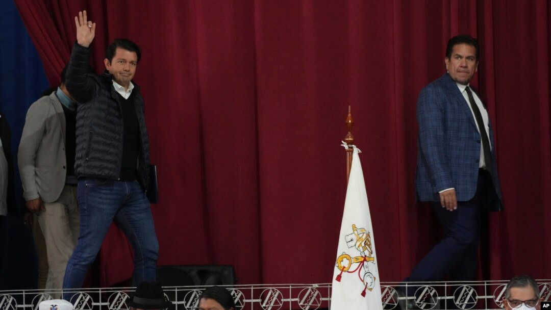 El representante del gobierno, Francisco Jiménez, saluda al llegar a la sesión de diálogo con los líderes indígenas, mientras representantes de la Iglesia Católica ejercen de mediadores en la sede la Conferencia Episcopal en Quito, Ecuador, el 30 de junio de 2022.