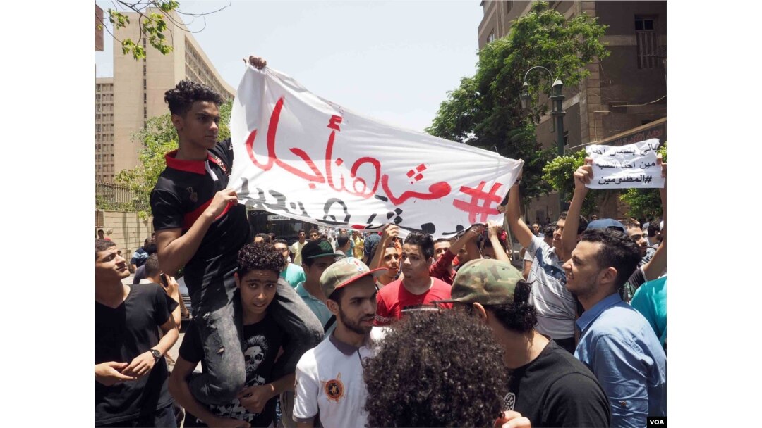 High school students in Cairo say they don’t want to re-take the exam after their scores were canceled, and that officials should weed out tests that have the exact answers found online, June 27, 2016. (H. Elrasam/VOA)