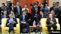 2일 브루나이에서 열린 아세안지역안보포럼에 참석한 중국의 왕이 외교부장(왼쪽)과 북한의 박의춘 외무상(오른쪽)이 다음 진행 순서를 기다리고 있다. 