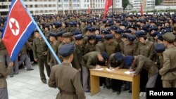 Молодь в КНДР підписує петицію про долучення до армії. 16 жовтня 2024 р. Фото KCNA через REUTERS 