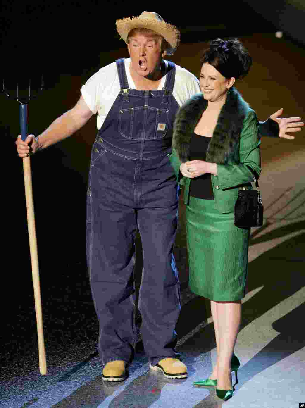 2005年9月18日，在艾米奖颁奖仪式上，川普化装演唱电视剧歌曲