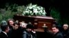 На фото похорон колишнього російського розвідника Олександра Литвиненка, який став у Британії гучним критиком Кремля. Він помер у 2006 році через отруєння радіоактивним полонієм-210. Розслідування вказало, що його отруїла російська спецслужба, ймовірно, за наказом Путіна. (AP)