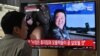 30일 서울역에서 시민들이 북한의 단거리 탄도미사일 발사 뉴스를 시청하고 있다.