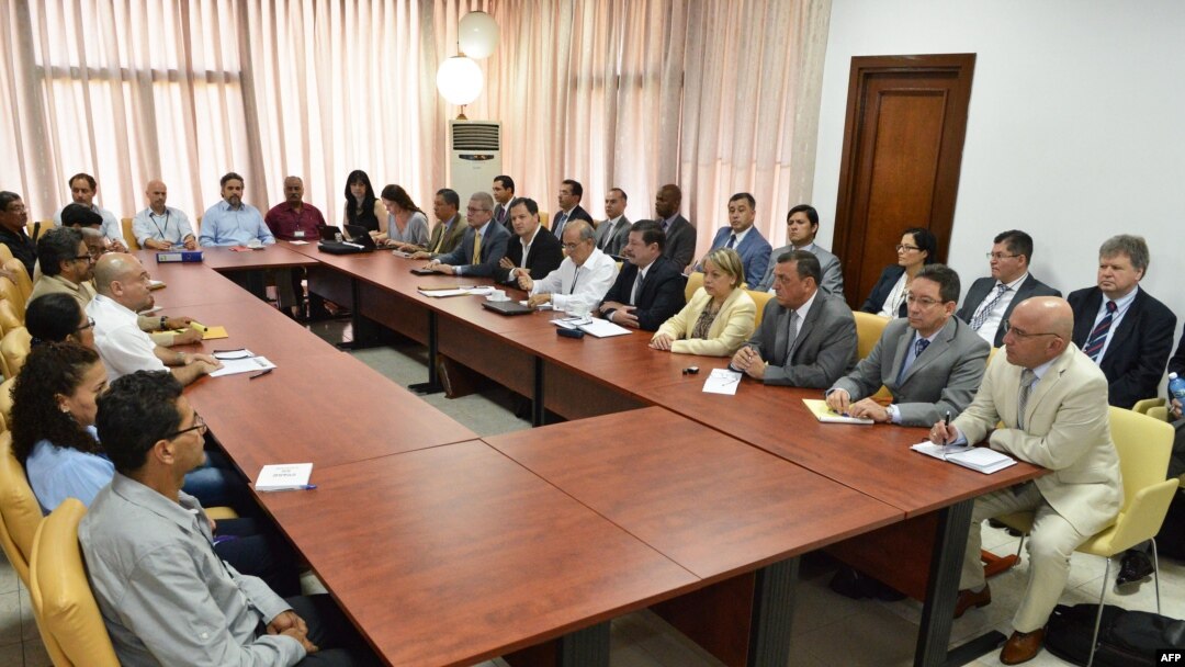 Handout picture from the Colombian Government shows delegations of FARC-EP (L) and the Colombian Government (R) holding a technical sub-committee meeting as part of their peace talks in Havana, Cuba, March 5, 2015.