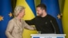 “Не буде такого”, - підсумував Володимир Зеленський розмови про ідею перемовин стосовно територіальних поступок Росії, виступаючи 4 листопада на спільній пресконференції з президенткою Єврокомісії Урсулою фон дер Ляєн у Києві. AP Photo/Efrem Lukatsky
