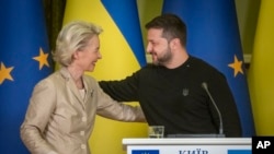 “Не буде такого”, - підсумував Володимир Зеленський розмови про ідею перемовин стосовно територіальних поступок Росії, виступаючи 4 листопада на спільній пресконференції з президенткою Єврокомісії Урсулою фон дер Ляєн у Києві. AP Photo/Efrem Lukatsky
