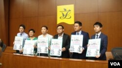 香港民主党立法会议员提出2019年施政建议，高度强调“一国两制” （美国之音记者申华 拍摄）