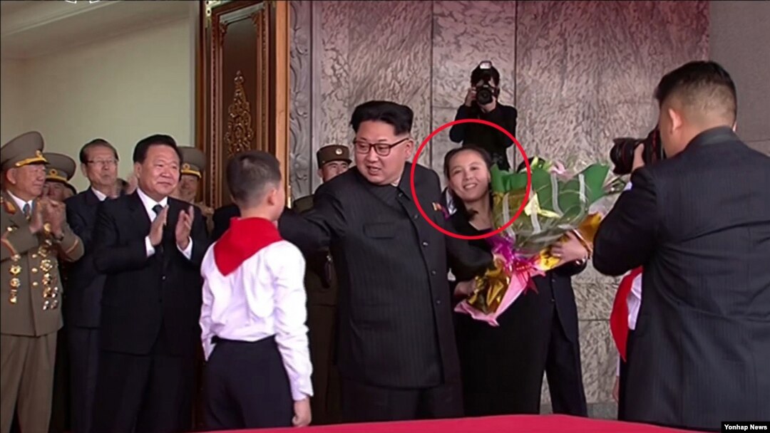 지난해 5월 평양에서 열린 군중대회에서 김여정 노동당 선전선동부 부부장(붉은 원)이 주석단 위의 김정은 노동당 위원장에게 축하 꽃다발을 챙겨주고 있다. 조선중앙TV 영상 캡처.
