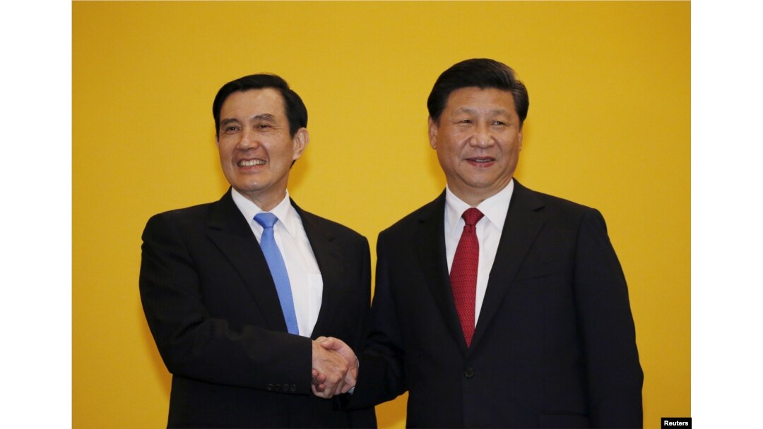 Chinese President Xi Jinping shakes hands with former Taiwan President Ma Ying-jeou during a summit in Singapore, Nov. 7, 2015. Leaders of political rivals China and Taiwan met on Saturday for the first time in more than 60 years.