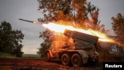 Українські військові ведуть вогонь з реактивної системи залпового вогню БМ-21 «Град» по російських військах поблизу лінії фронту під час атаки Росії на Україну в Донецькій області, 11 серпня 2023 року. REUTERS/Олександр Ратушняк