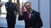 El presidente colombiano, Gustavo Petro, saluda a la prensa cuando llega a la ceremonia de juramento del presidente electo de Panamá, José Raúl Mulino, en el Centro de Convenciones Atlapa en la ciudad de Panamá, el 1 de julio de 2024.