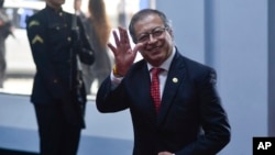 El presidente colombiano, Gustavo Petro, saluda a la prensa cuando llega a la ceremonia de juramento del presidente electo de Panamá, José Raúl Mulino, en el Centro de Convenciones Atlapa en la ciudad de Panamá, el 1 de julio de 2024.