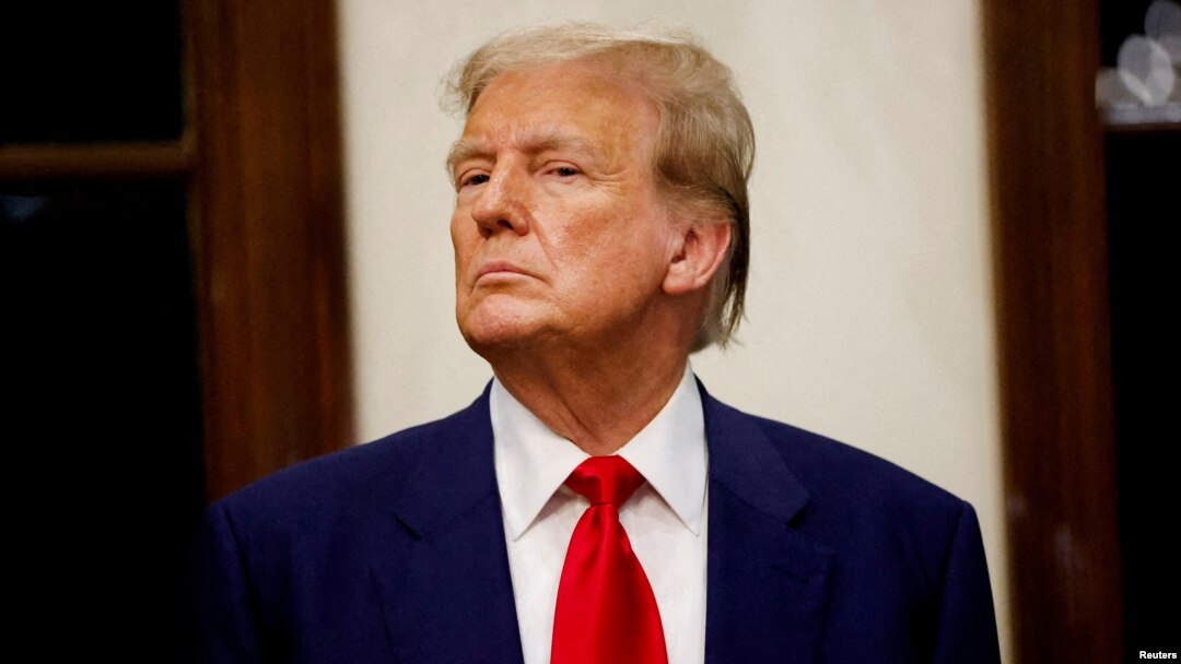 Eski ABD Başkanı Trump, Georgia'da Demokrat Başkan Joe Biden'a karşı aldığı seçim yenilgisini tersine çevirmeye çalışmakla suçlanıyor.  