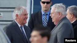 Посол США Джон Теффт вітає держсекретаря Рекса Тіллерсона з прибуттям до Росії