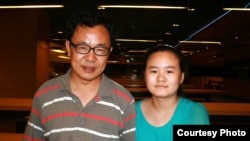 张林（右）和女儿张安妮（左）（照片来源：胡佳拍摄）