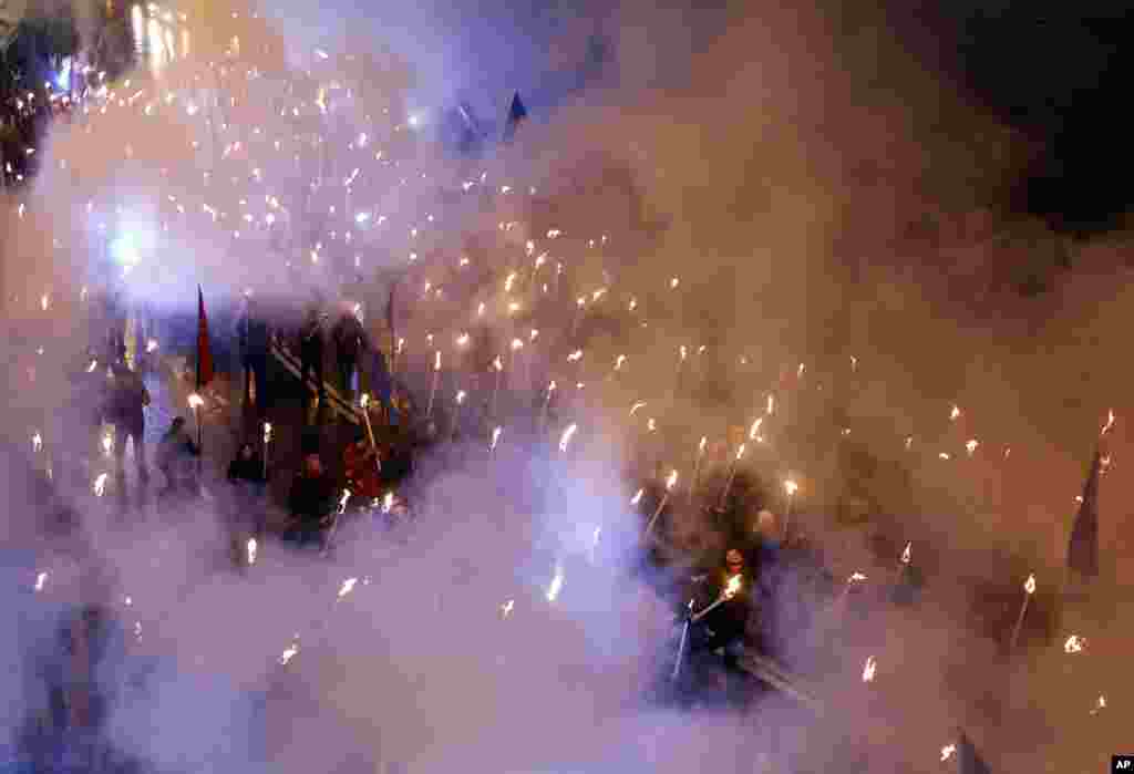 Hundreds pf people march with torches to commemorate the 100th anniversary of the Ukrainians&#39; fight against Moscow&#39;s bolsheviks in Kyiv, Jan. 29, 2018.