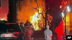 Stanovnici Arlingtona posmatraju kuću u plamenu (Foto: AP/Emily Saxon)