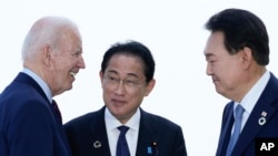 조 바이든(왼쪽) 미국 대통령과 윤석열(오른쪽) 한국 대통령, 기시다 후미오 일본 총리가 지난 5월 히로시마 주요7개국(G7) 정상회의 현장에서 환담하고 있다. (자료사진)