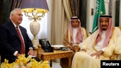 El Secretario de Estado de los Estados Unidos Rex Tillerson y el Rey saudí Salman hablan antes de su reunión en Riad, Arabia Saudita, el 22 de octubre de 2017.
