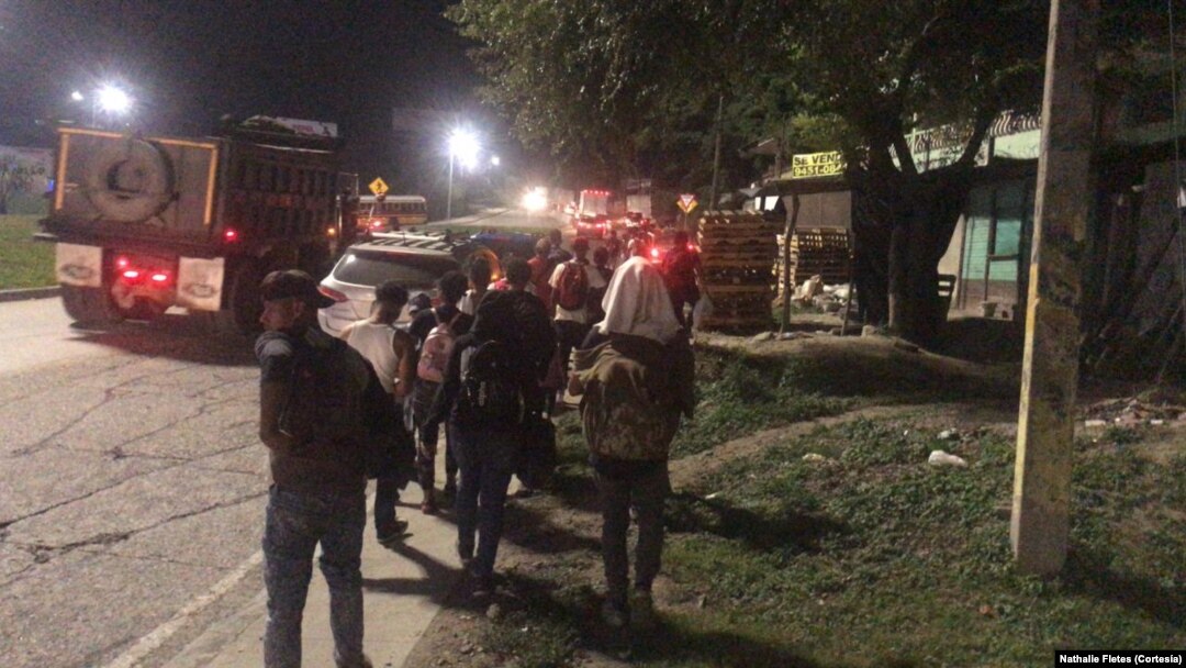 Migrantes hondureños comenzaron una nueva caravana hacia EE.UU. el viernes, 31 de enero de 2020.