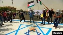 Musulmanes chiitas queman una estrella de David durante una manifestación anual por el "Día de Jerusalén" en el último viernes del mes sagrado de Ramadán en Bagdad, Irak, el 8 de junio de 2018.