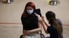 Una adolescente recibe una dosis de la vacuna de Pfizer contra COVID-19 en Santiago de Chile el 23 de junio de 2021. Chile es el país más avanzado en vacunaciones en América Latina con alrededor de un 54% de la población.