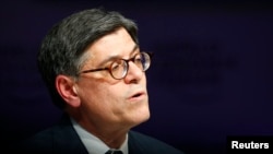 El secretario del Tesoro de EE.UU., Jack Lew, dice que por último depende del Congreso aprobar una ley que impida que las compañías usen las inversiones corporativas.