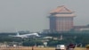 一架从厦门起飞满载中国大陆游客的客机降落在台北。（2008年7月4日） 