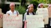 ဂျွန်လ ၄ရက်နေ့က ကချင်ပြည်နယ်သို့ လာရောက်သော တရုတ် သံအမတ်ကို မြစ်ဆုံဆည်တည်ဆောက်ရန် ကြိုးပမ်းမှုများ ရပ်ဆိုင်းရန် တောင်းဆိုဆန္ဒပြနေသော မြစ်ကြီးနား ဒေသခံများ။ ဓါတ်ပုံ (EPA/MYITKYINA NEWS JOURNAL)