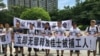 2018年8月6日，人们在中国广东省深圳市坪山区燕子岭派出所外示威，手持标语，支持佳士工厂工人。