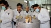 IAEA 관계자들과 이란 기술자들이 지난 2014년 이란 테헤란 남쪽 나탄즈 핵 시설에서 고농축 우라늄 생산용 원심분리기 작동을 중단시키고 있다.