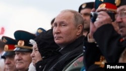 Президент Росії Володимир Путін спостерігає за військовим парадом у День Перемоги, присвячений 77-й річниці перемоги над нацистською Німеччиною у Другій світовій війні, на Червоній площі в центрі Москви, Росія, 9 травня 2022 року. Sputnik/Mikhail Metzel.
