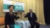 香港退休的枢机主教陈日君和主持人刘慧卿节目开始前互致敬意 （美国之音记者申华 拍摄）