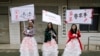 大学生装扮成挨打的妇女在武汉江汉区民政局前面抗议家庭暴力（2012年11月25日）