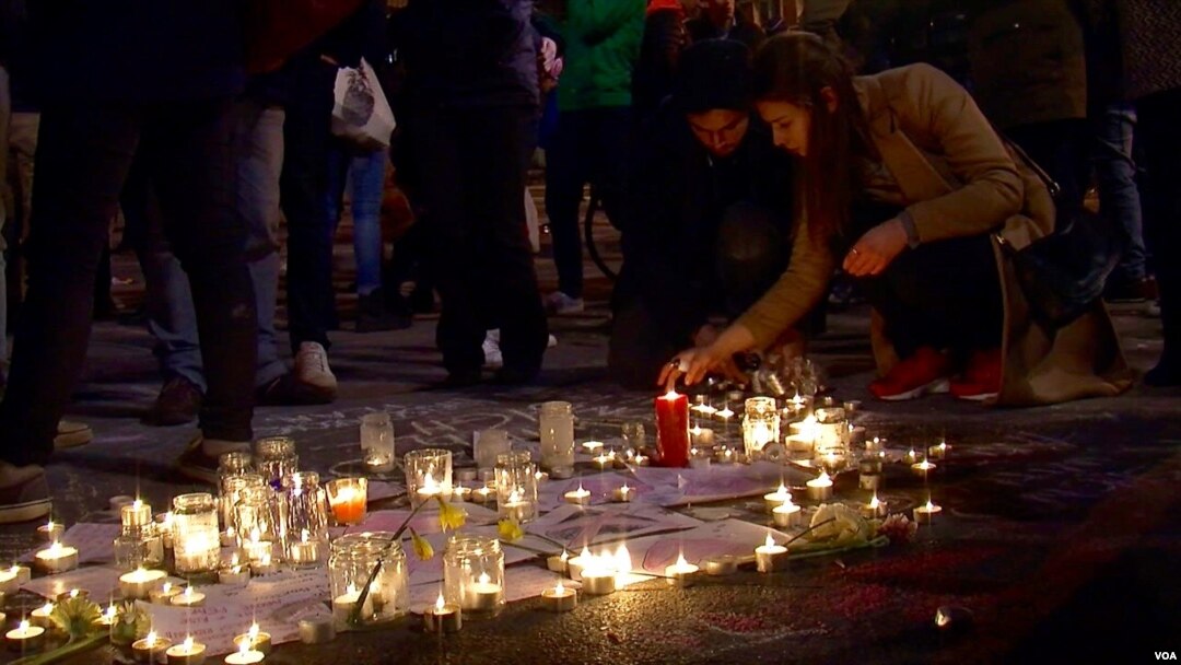Brussels residents gather at the Place de la Bourse to light candles in memory of those killed in the terror attacks and sing songs of solidarity, March 22, 2016. (L. Bryant/VOA)