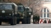 Binh lính và xe tải quân sự không ký hiệu gần một trạm kiểm soát trên lãnh thổ Donetsk, phía đông Ukraine, ngày 12 tháng 11, 2014.