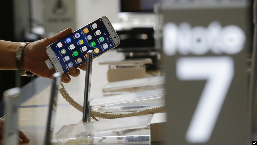 A customer holds a Samsung Electronics Galaxy Note 7 smartphone at the headquarters of South Korean mobile carrier KT in Seoul, South Korea, Friday, Sept. 2, 2016.