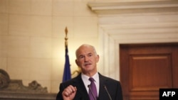 Thủ tướng Papandreou kêu gọi các nhà lập pháp thông qua các biện pháp cắt giảm chi tiêu, tăng thuế và bán tài sản quốc gia ông đề nghị