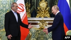 Президент Росії Володимир Путін і президент Ірану Масуд Пезешкян зустрічаються в Кремлі у Москві, 17 січня 2025 року. (Фото Євгенії Новоженіної / AFP)