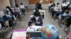 신종 코로나바이러스 감염증(COVID-19) 발병지인 중국 후베이성 우한의 고등학교가 석 달여 만에 처음으로 문을 연 6일 마스크를 쓴 학생들이 수업을 듣고 있다.