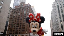 Повітряна фігурка Мінні Маус під час 98-го параду до Дня подяки Macy's у Нью-Йорку, США, 28 листопада 2024 р. REUTERS/Brendan McDermid