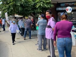 Filas durante la jornada de la consulta popular presencial, en Caracas, el 12 de diciembre de 2020. [Foto: VOA/Luisana Solano]