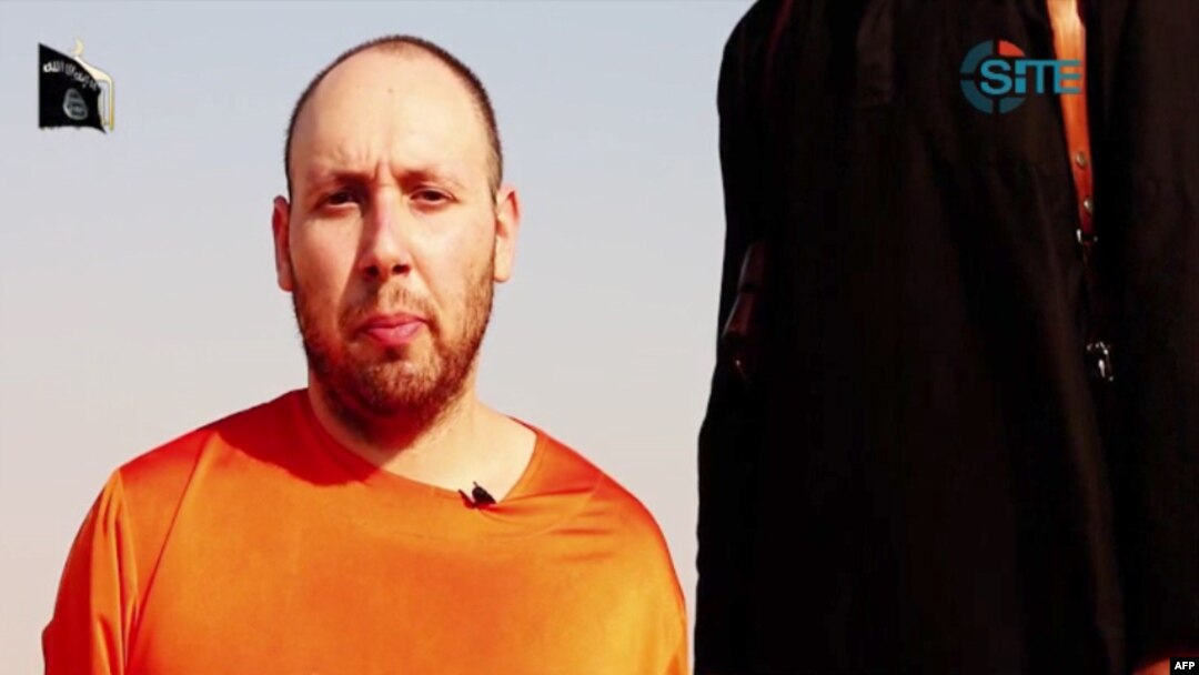 An image grab taken from a video released by the Islamic State (IS) and identified by private terrorism monitor SITE Intelligence Group purportedly shows U.S. freelance writer Steven Sotloff dressed in orange and on his knees in a desert landscape speaking to the camera before being beheaded by a masked militant (R).