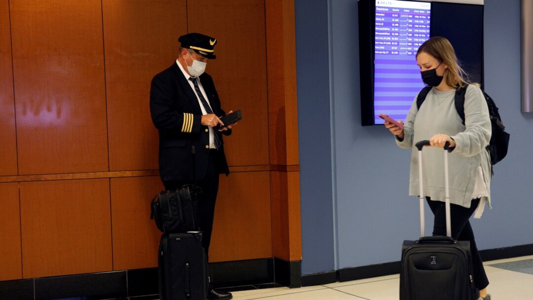 Travelers walk through O'Hare International Airport ahead of the Thanksgiving holiday in Chicago, Illinois, U.S., November 20, 2021. (REUTERS/Brendan McDermid)