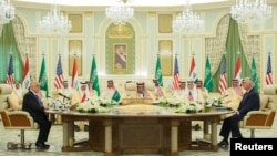 El primer ministro iraquí Haider Al-Abadi, el rey Salman bin Abdulaziz Al Saud de Arabia Saudita y el secretario de Estado de los Estados Unidos Rex Tillerson asisten a una reunión en Riad, Arabia Saudita, 22 de octubre de 2017. (Agencia de prensa saudita / Reuters)