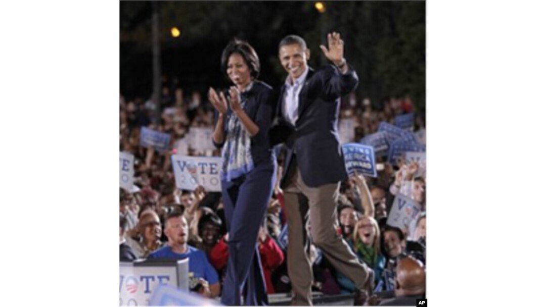Shugaba Barack Obama da mai dakinsa Michelle su na kyamfe ma 'yan Democrat
