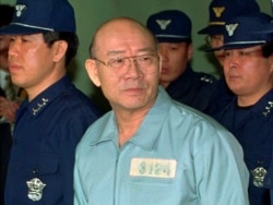 전두환 전 한국 대통령인 1996년 2월 26일 수의 차림으로 재판에 출석하고 있다.