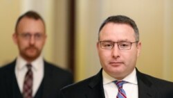 Teniente coronel Alexander Vindman, director de Asuntos Europeos en el Consejo de Seguridad Nacional, llega para una audiencia a puerta cerrada en el Capitolio, en Washington, para testificar como parte de la investigación de juicio político de la Cámara de Representantes de Estados Unidos al presidente Donald Trump. Foto AP.