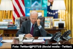 Президент США під час розмови із президентом України Володимиром Зеленським (Foto: Twitter/@POTUS)
